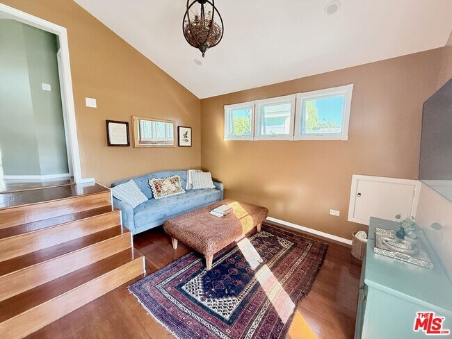 Building Photo - 370 Main St