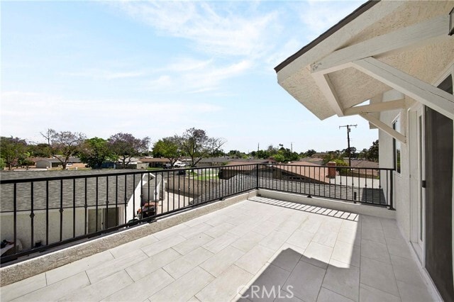 Building Photo - 525 W Woodcrest Ave