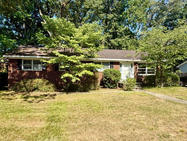 Building Photo - Three bedroom, 1.5 bath house in Burlington