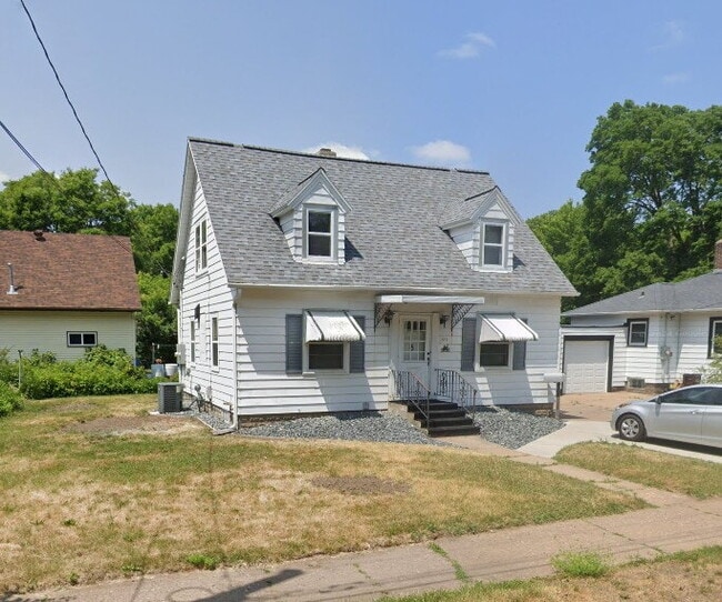 Building Photo - 1 Bedroom, 1 Bathroom Upper Duplex in Thir...