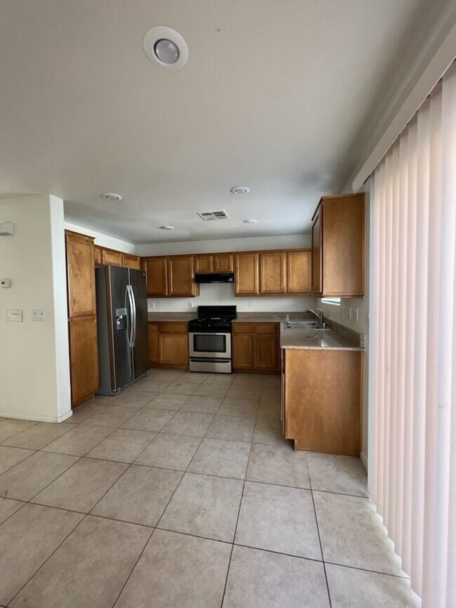 Building Photo - 5 Bedroom Located in 89139!