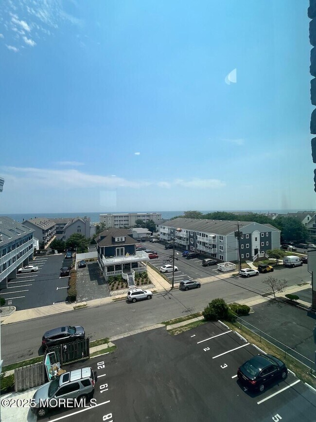 Building Photo - 201 Lareine Ave