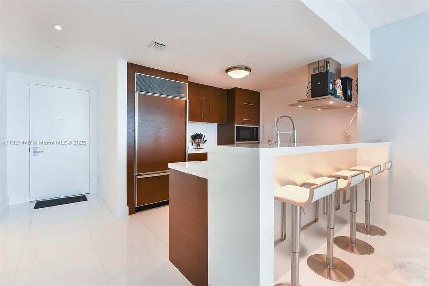 Building Photo - 495 Brickell Ave