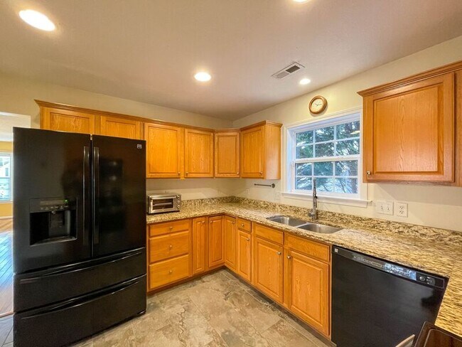 Building Photo - 27 Ridgeland Ln