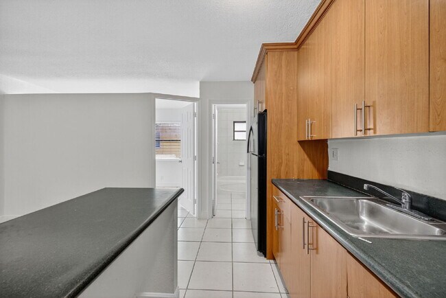 Building Photo - QUICK MOVE IN - FIRST MONTH FREE | Bright & Modern 1-Bedroom Apartment in Prime Oakland Park Loca...