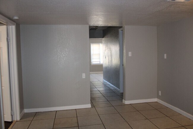 Building Photo - 3 or 4 bedrooms! Your Choice!