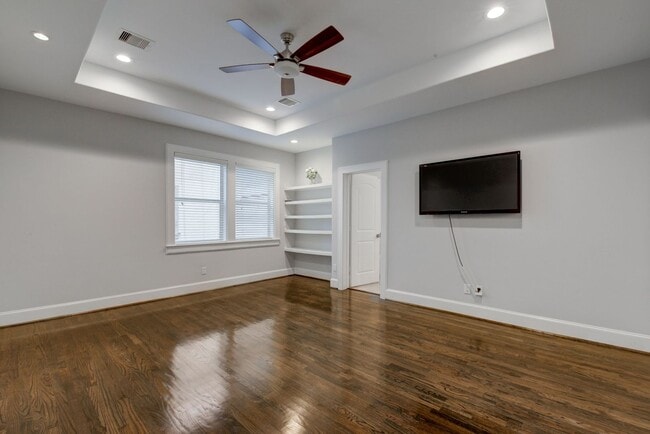 Building Photo - Beautiful 3 bedroom/3.5 bath Mediterranean...
