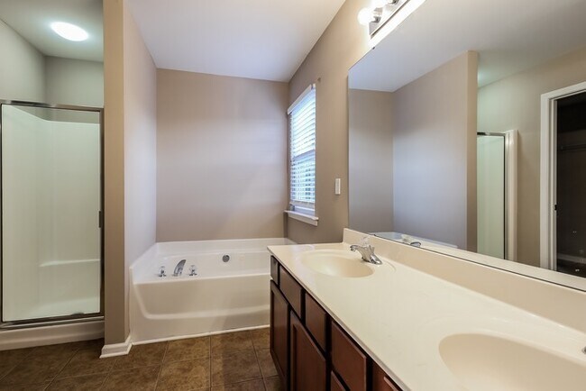 Building Photo - 400 Middleshare Dr