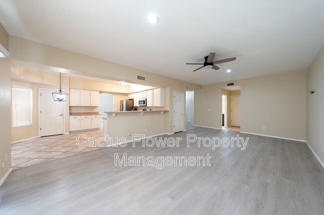 Building Photo - 970 N Willow St