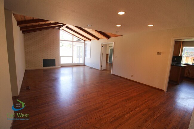 Building Photo - $4895 - Large beautiful 3/2 Home located i...