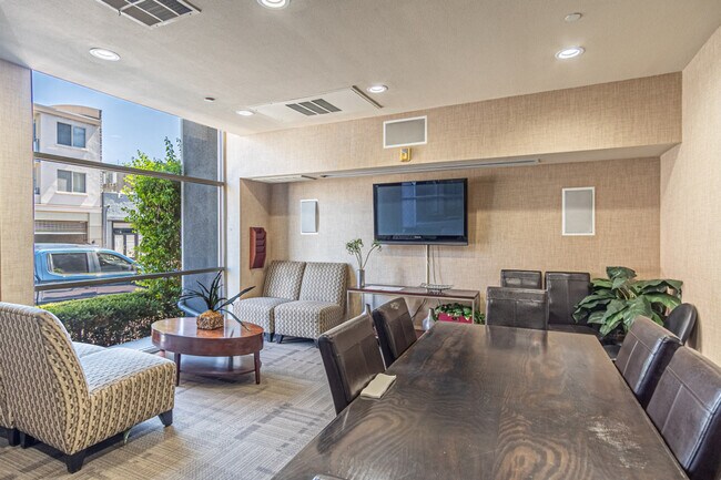 Building Photo - 555 Front St