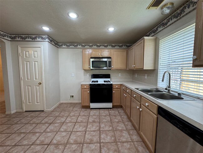 Building Photo - 6110 Villa Hills Dr