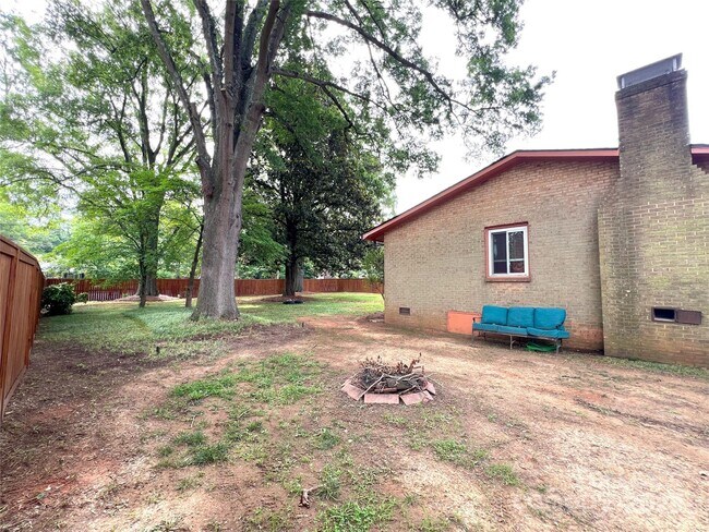 Building Photo - 5745 Riviere Dr
