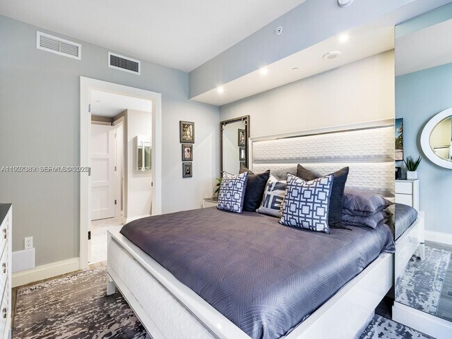 Building Photo - 801 S Miami Ave