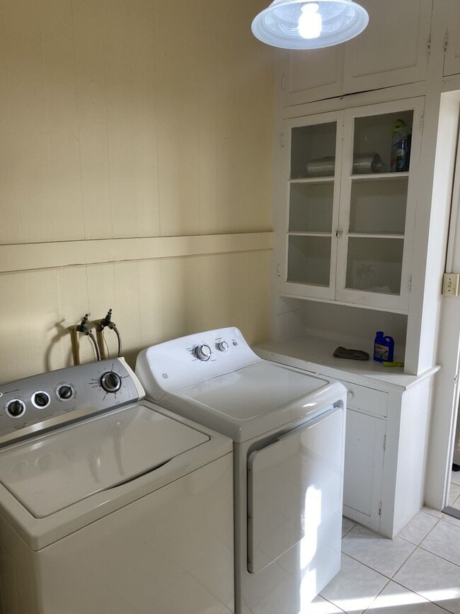 Building Photo - w2152k