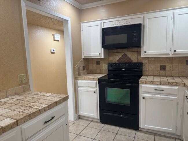 Building Photo - 3/1 Fenced yard Pet Friendly Gladewater ISD