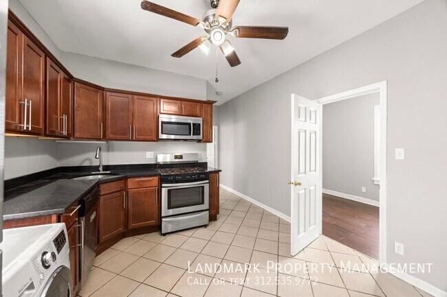 Building Photo - 2947 N Avers Ave