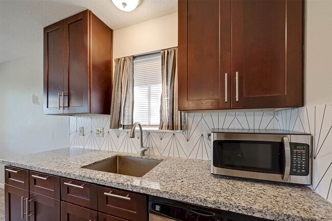 Building Photo - 1003 Shadow Mountain Dr
