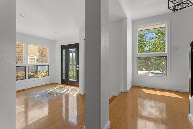 Building Photo - 4 Bedroom, 2.5 Bathroom in Lakeside Terrac...