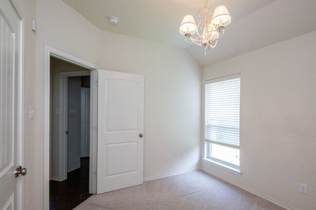 Building Photo - Beautiful 3 Bedroom 2 Bath in Whitestone R...