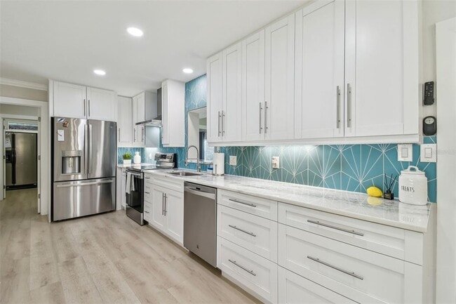 Building Photo - 3922 Fontainebleau Dr