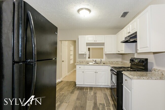 Building Photo - Cute, cozy and comfortable