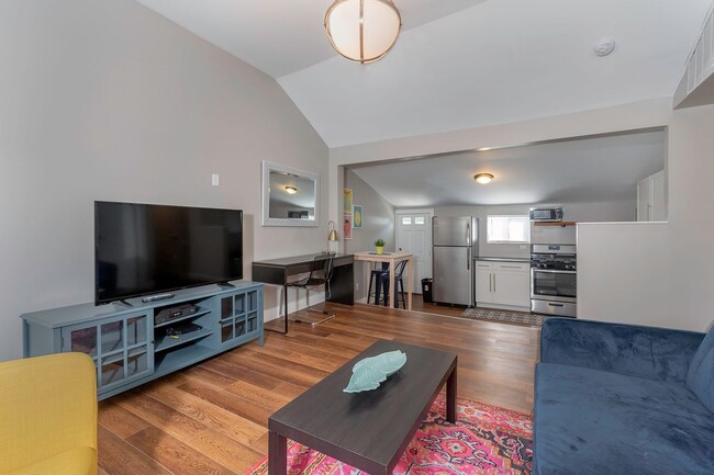 Building Photo - Open concept 1 bedroom house with back pat...