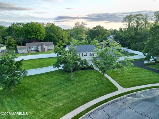 Building Photo - 17 Acorn Dr