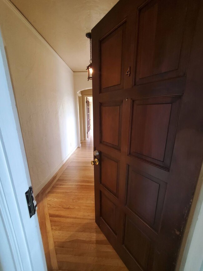 Building Photo - Top Floor Rockridge Two Bedroom Condo with...