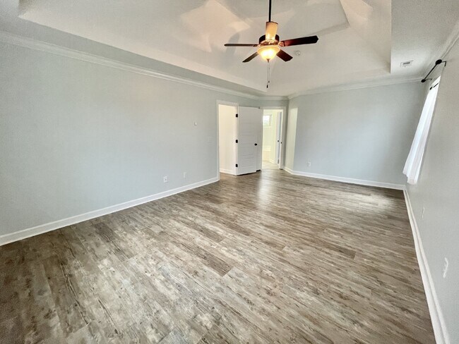 Building Photo - 5 bed, 3 bath Nest in Surrey Meadows
