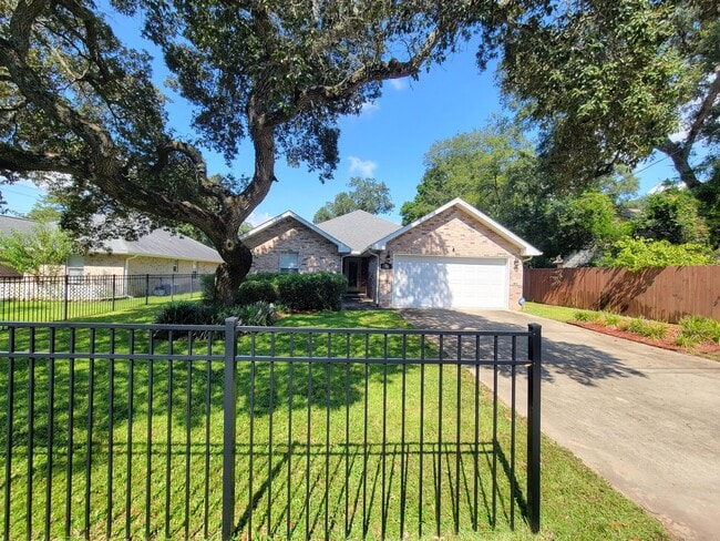 Building Photo - 712 Hazel Dr