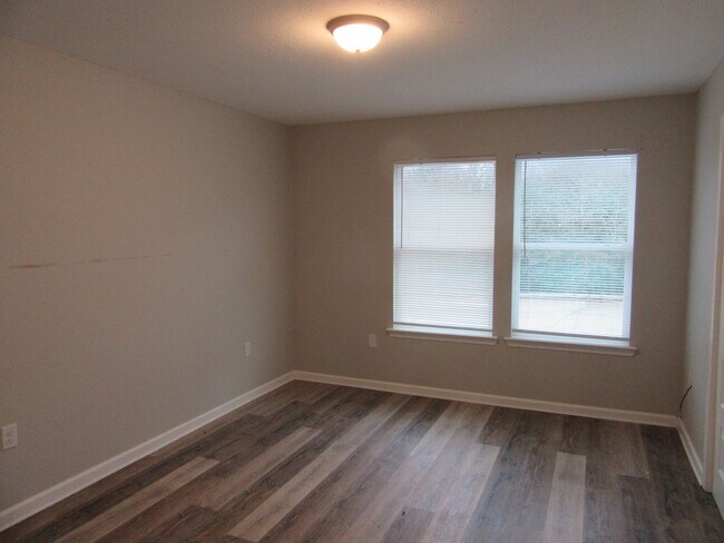 Building Photo - 612 Helen Ave