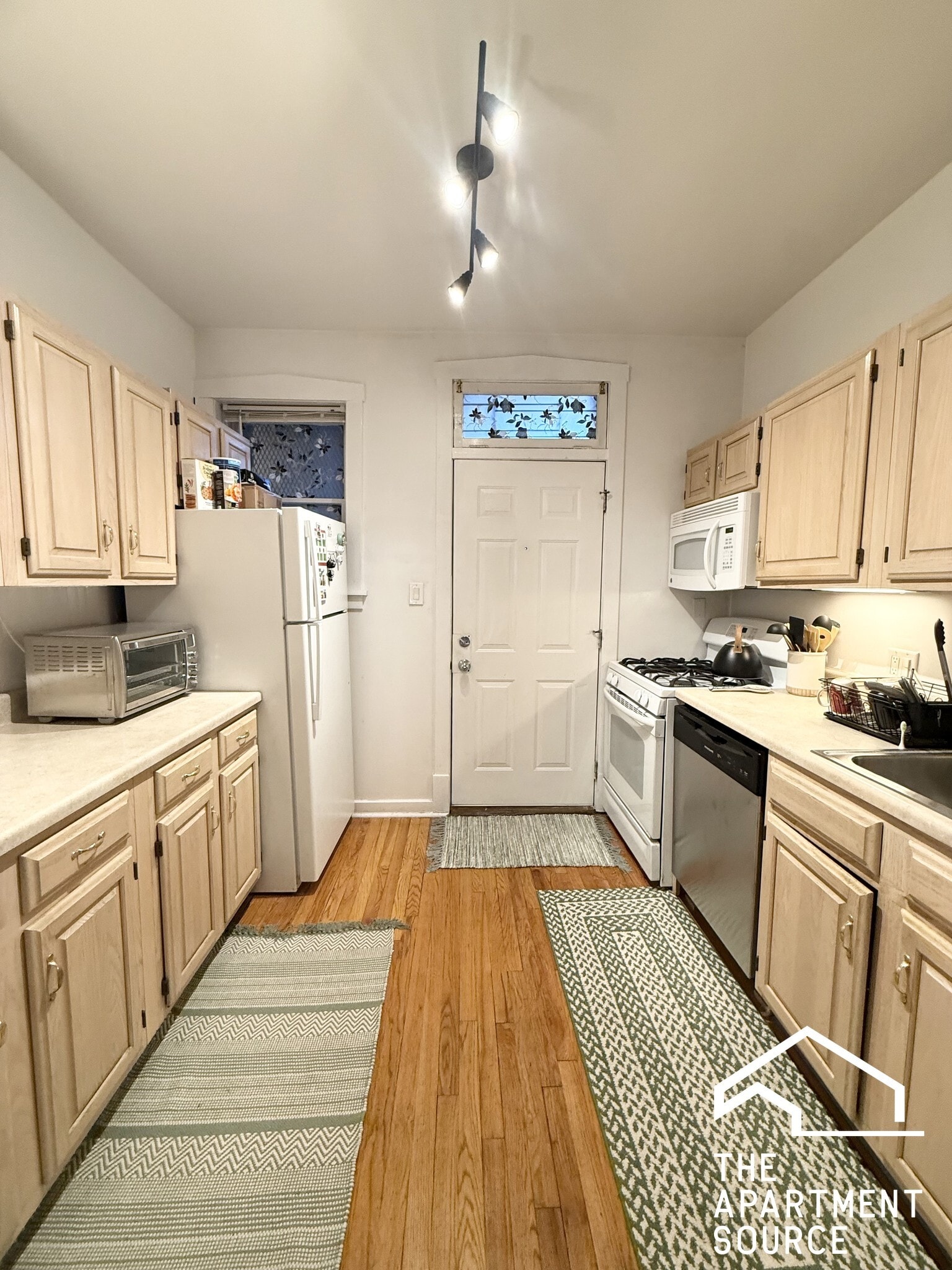 Building Photo - 822 W Wrightwood Ave