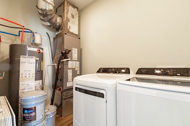 Building Photo - RnR Duplex SoBro