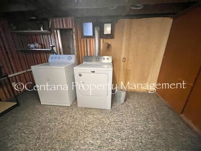 Building Photo - Large 2 bedroom house with an oversized ga...