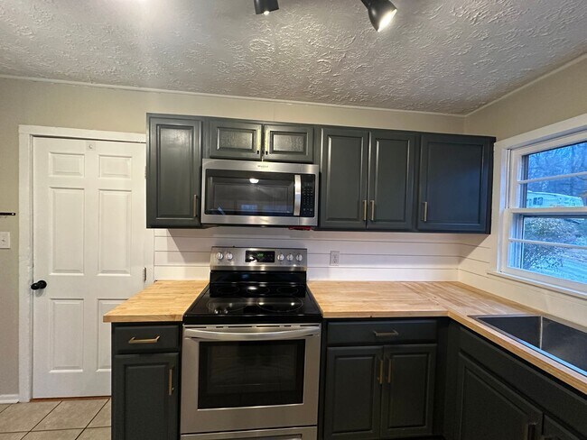 Building Photo - One Level Ranch In Rustburg