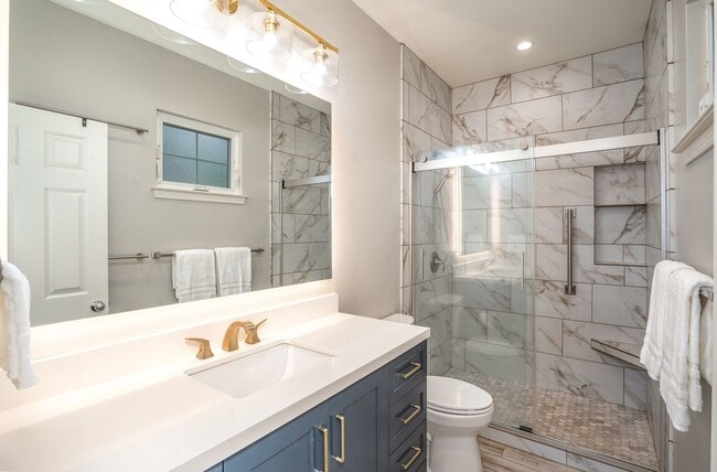 Building Photo - Beautifully Fully Furnished 2 Bed, 2 Bath ...