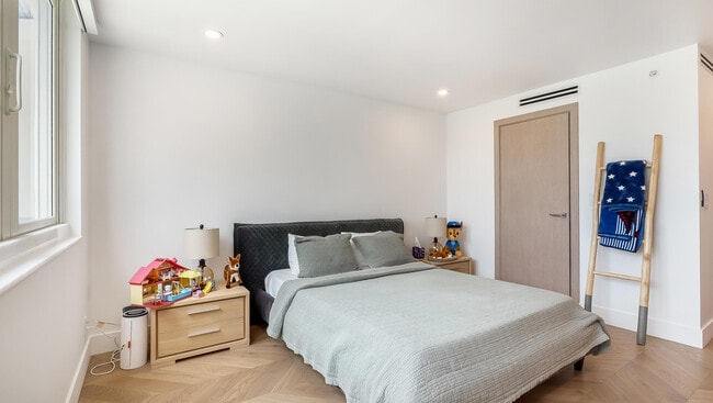 Building Photo - 901 E Camino Real