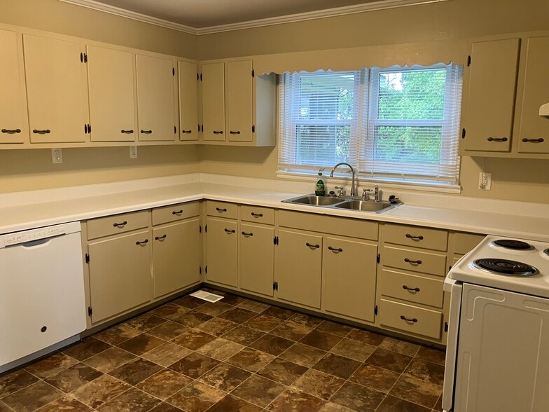 Building Photo - 960 N Pierce Ave