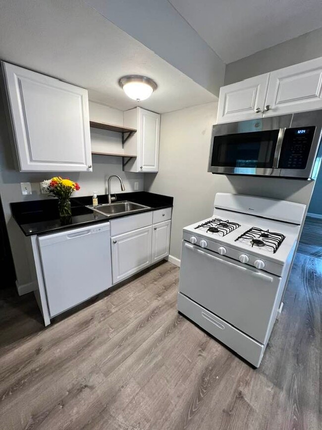 Building Photo - 2754 McCausland Ave