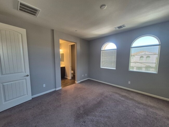 Building Photo - 4 Bedroom 2.5 bath Available now