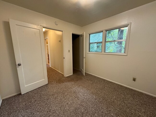 Building Photo - 4 bed/1.5 bath House with large backyard