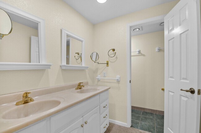Building Photo - Beautiful home with 5 bedrooms, 3 1/2 bathrooms, 3-car garage available now!