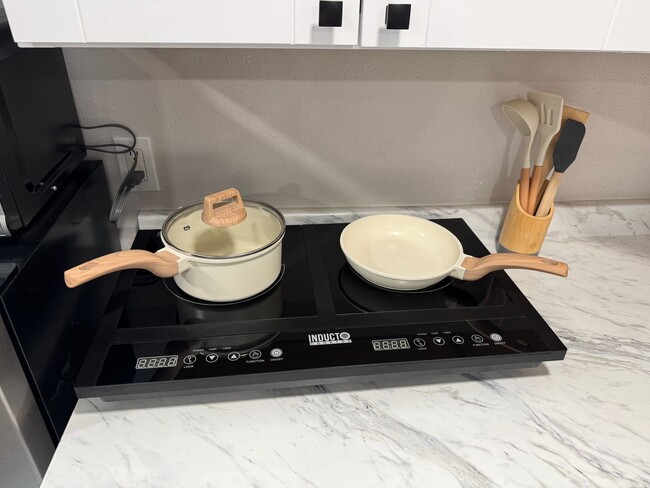 Building Photo - Fully Furnished 1-Bedroom Apartment – Private Entry – Sellwood