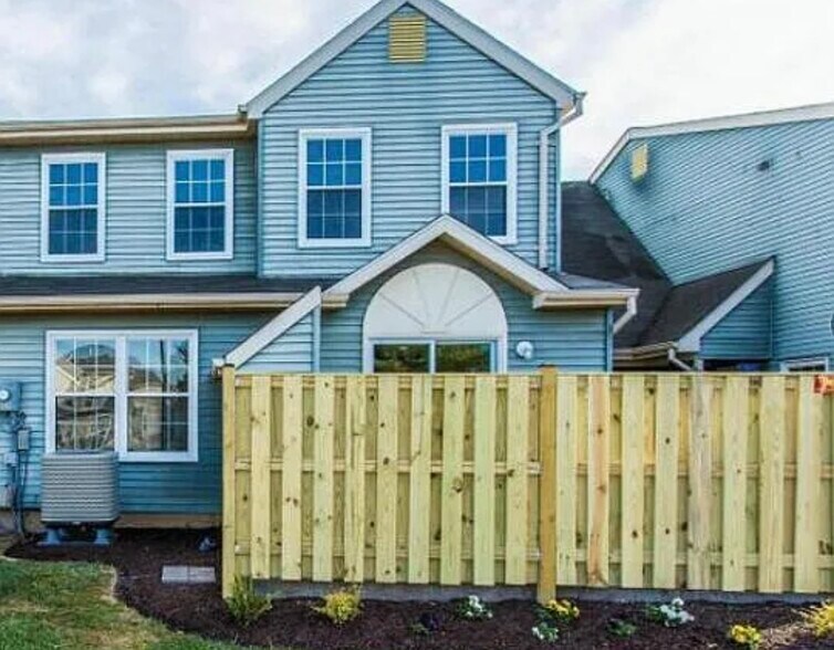 Building Photo - 5803 Oleander Plz