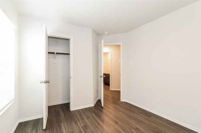 Building Photo - 1240 Narrow Hts Dr