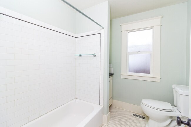 Building Photo - Updated and Fresh 3  Bedroom 2 Bath in Des...