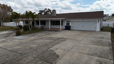 Building Photo - 2130 Pinehurst St