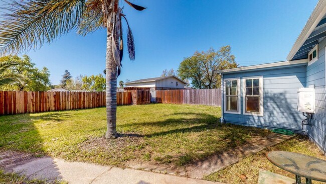 Building Photo - Gated and fully remodeled 1 bedroom 1 bath...