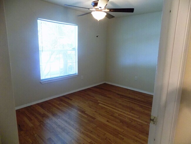 Building Photo - 636 W Norwood Ct